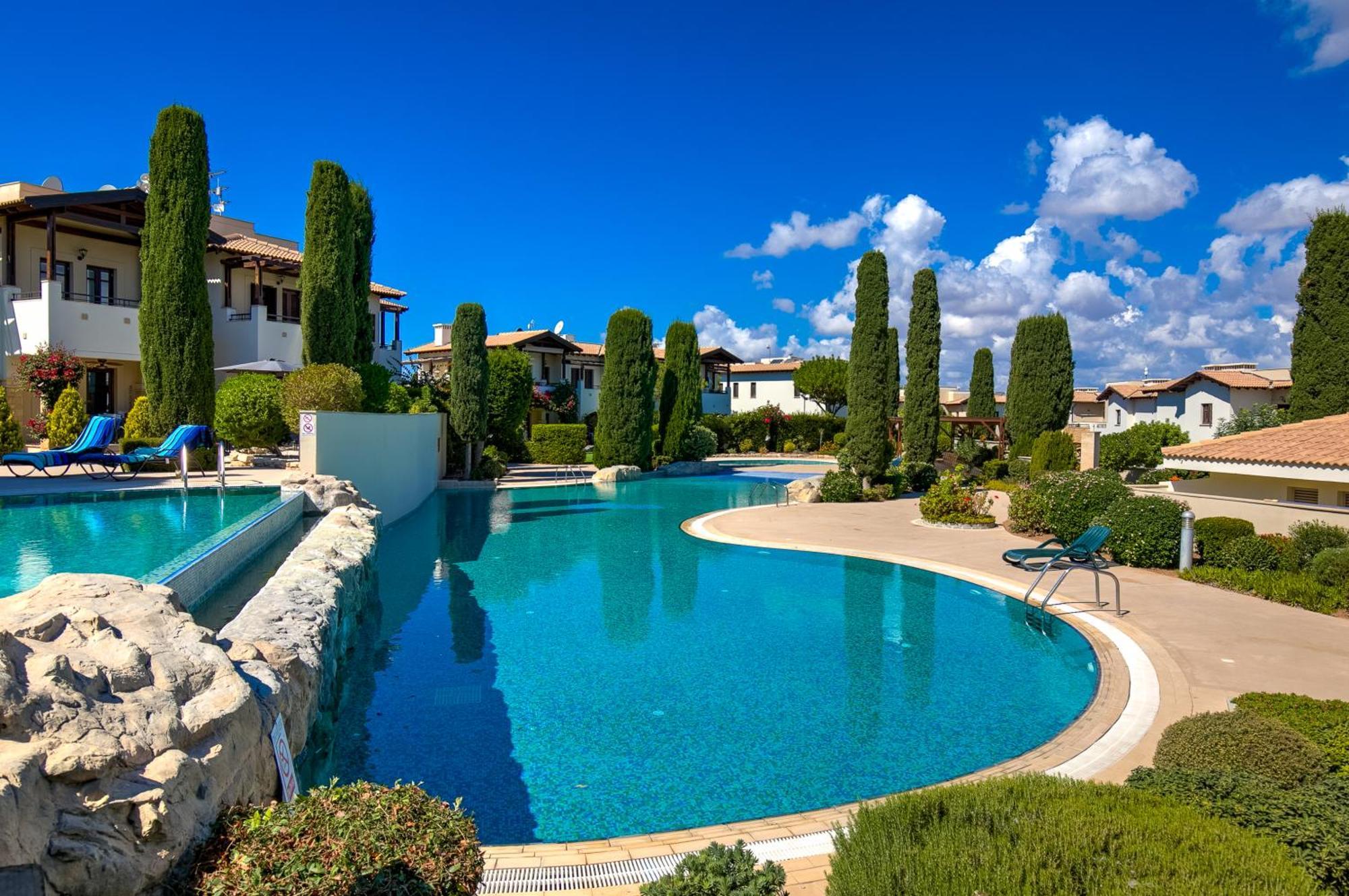 2 Bedroom Apartment Chloe With Communal Pool, Aphrodite Hills Resort 코우클리아 외부 사진