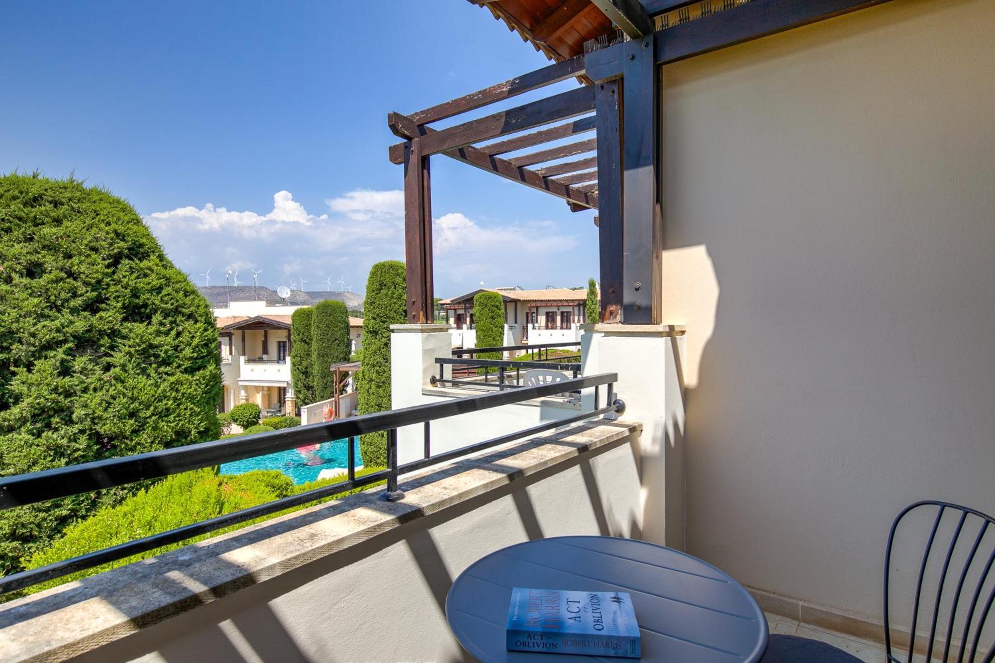 2 Bedroom Apartment Chloe With Communal Pool, Aphrodite Hills Resort 코우클리아 외부 사진