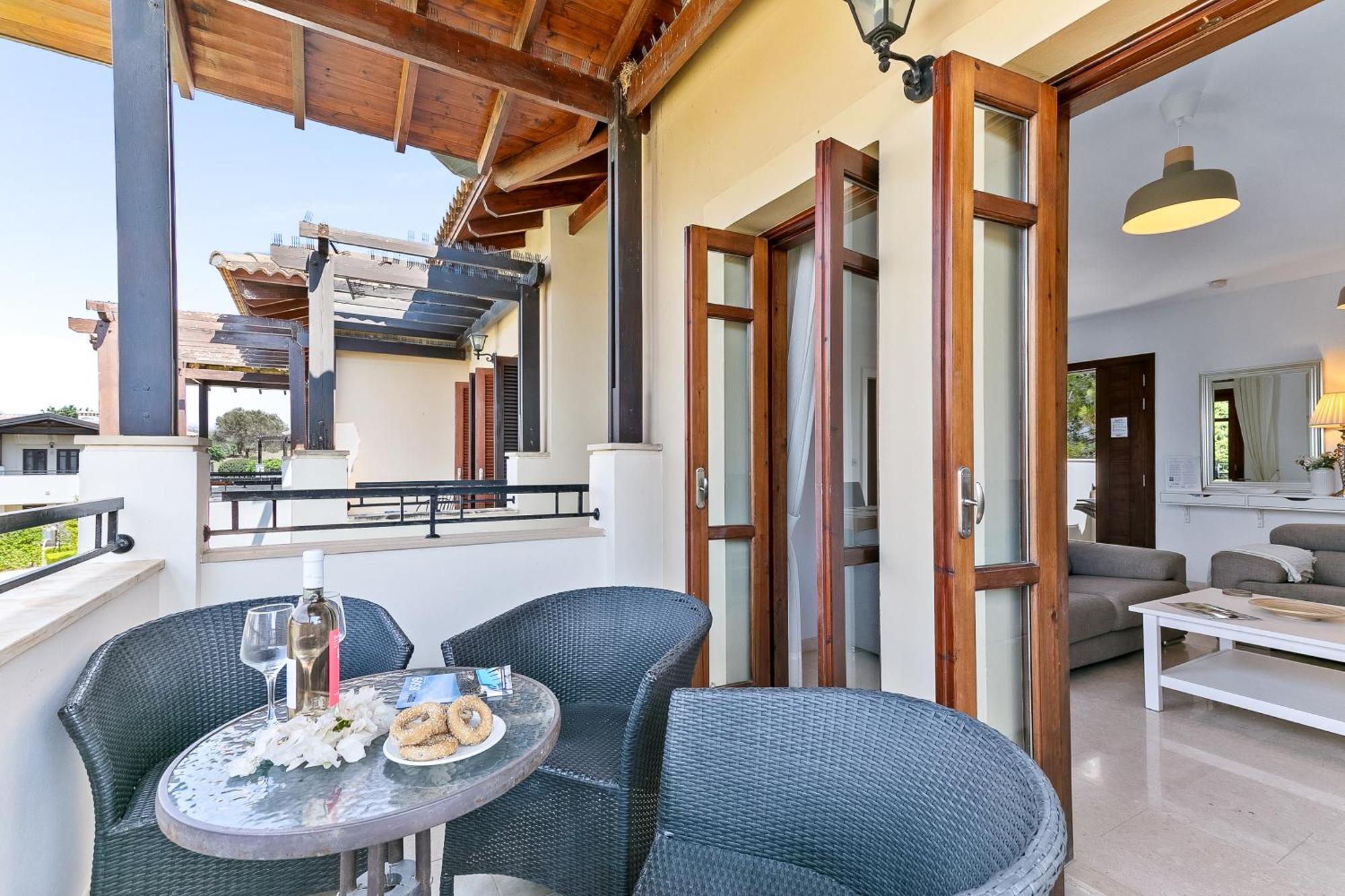 2 Bedroom Apartment Chloe With Communal Pool, Aphrodite Hills Resort 코우클리아 외부 사진
