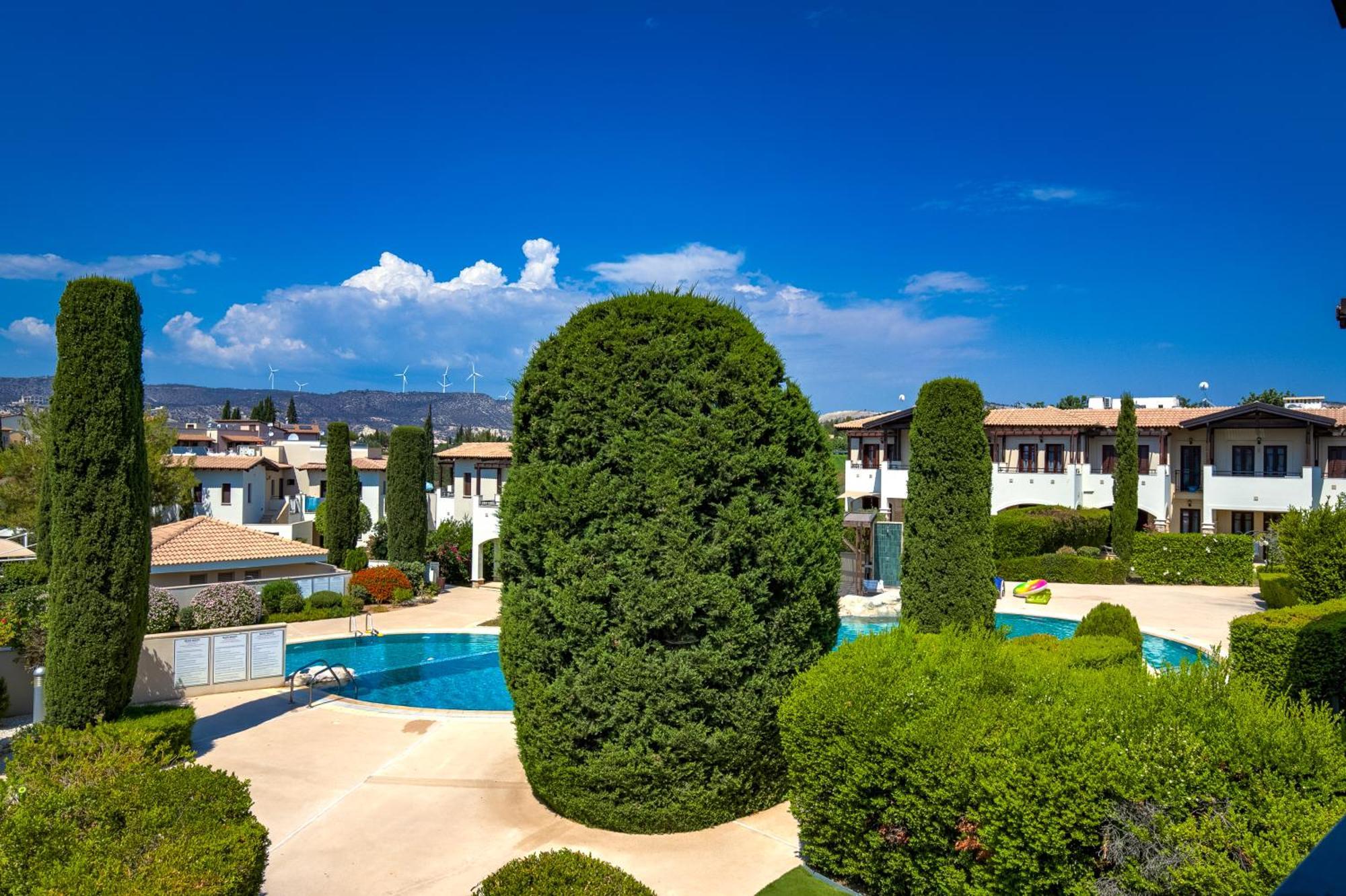 2 Bedroom Apartment Chloe With Communal Pool, Aphrodite Hills Resort 코우클리아 외부 사진