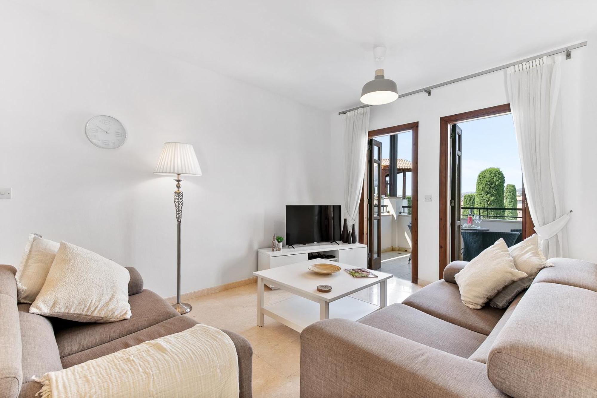 2 Bedroom Apartment Chloe With Communal Pool, Aphrodite Hills Resort 코우클리아 외부 사진