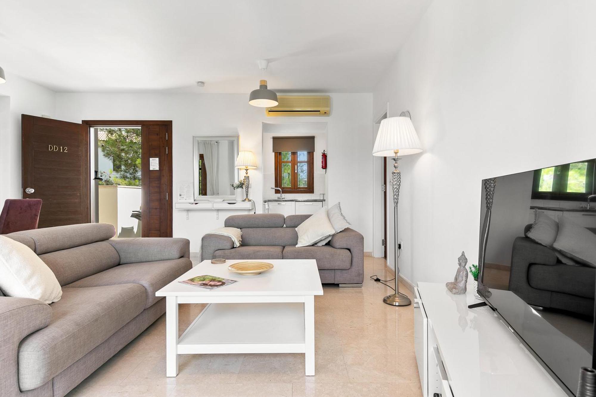 2 Bedroom Apartment Chloe With Communal Pool, Aphrodite Hills Resort 코우클리아 외부 사진