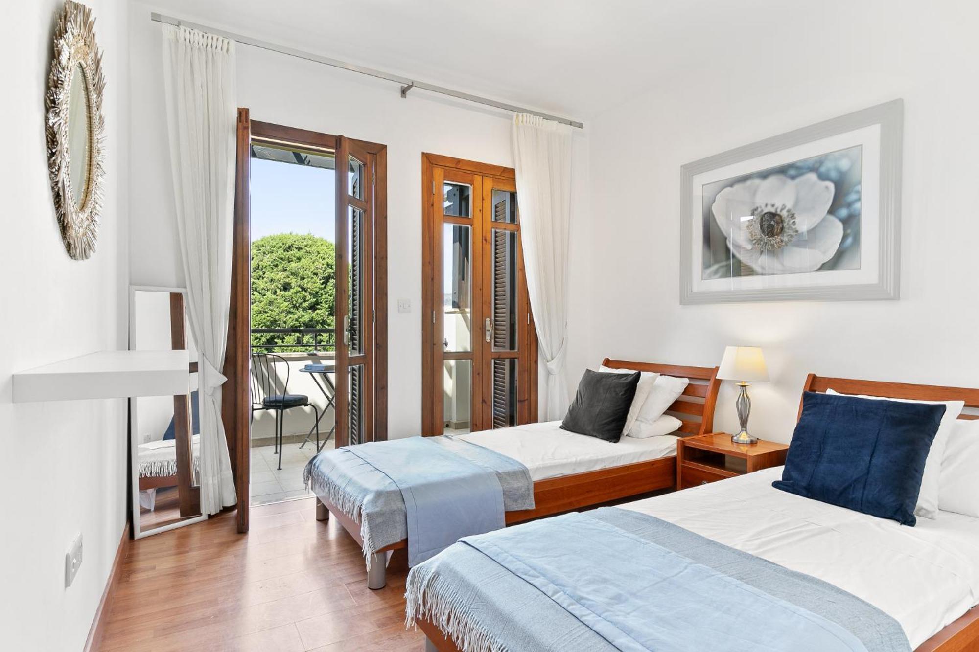 2 Bedroom Apartment Chloe With Communal Pool, Aphrodite Hills Resort 코우클리아 외부 사진