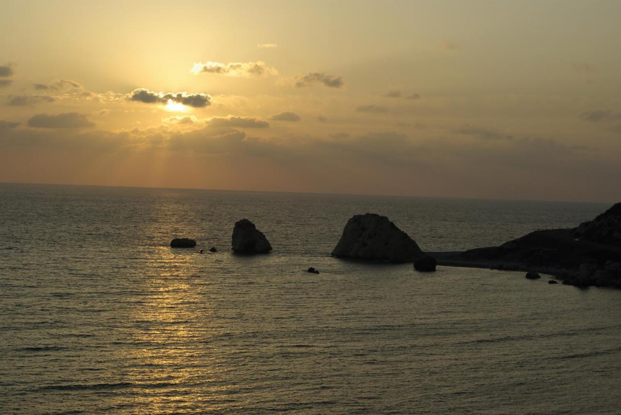 2 Bedroom Apartment Chloe With Communal Pool, Aphrodite Hills Resort 코우클리아 외부 사진
